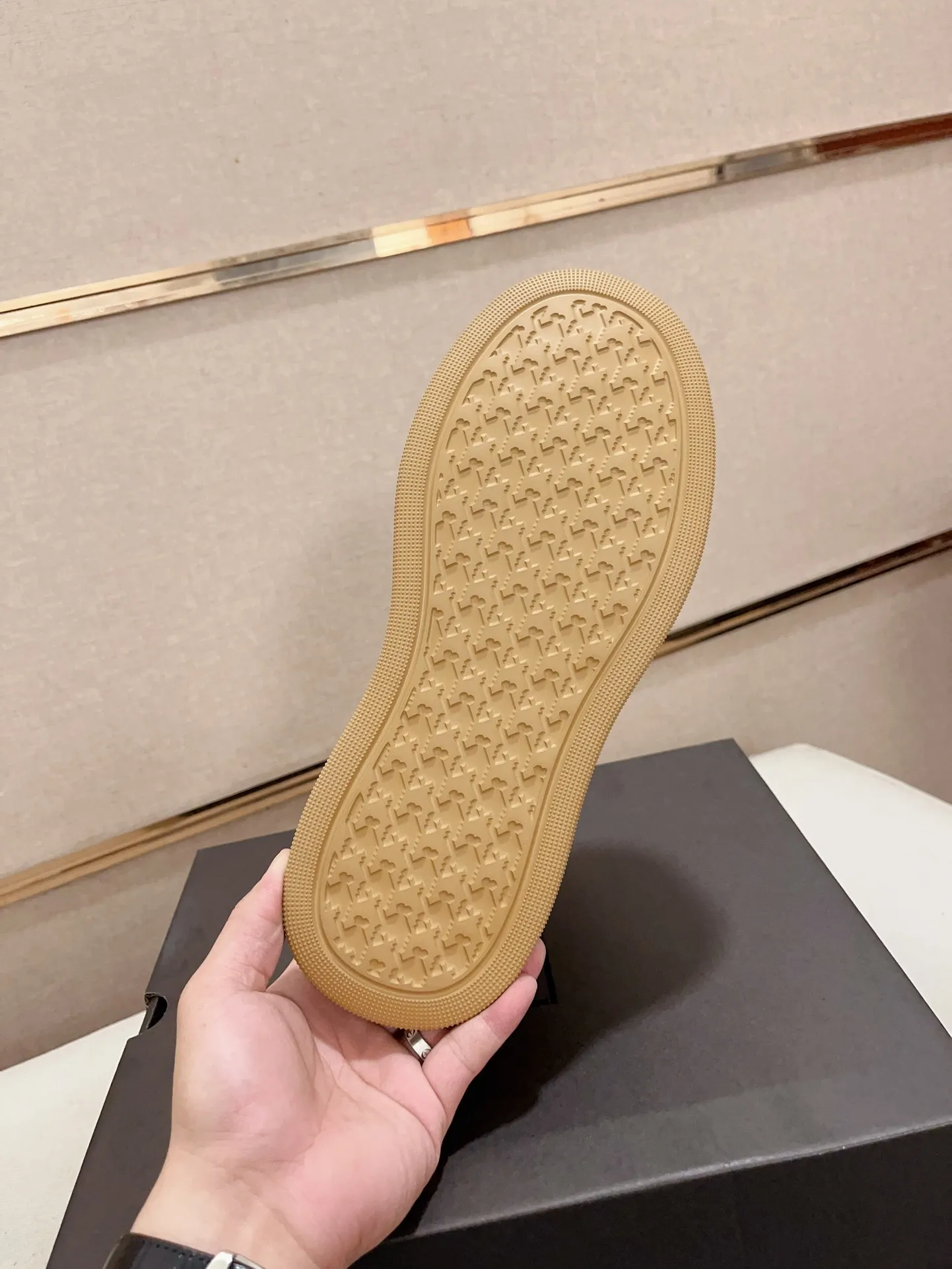 Factory Price: 380 Men's Men's Shoes💰North American Men's Shoes Ugg ☃️In the special sale of new high-quality men's shoes and snow boots in autumn and winter, the nemesis of extreme cold weather! Made of cowhide leather, merino wool lining, and original outsole, whether driving, outdoor or daily wear, there is always one that suits you! Code number 39-44